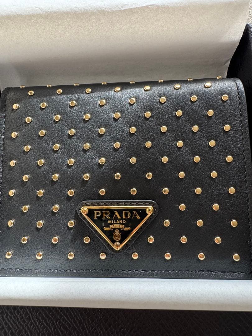 【新品、未使用】PRADA スタッズ ブラック 二つ折り財布