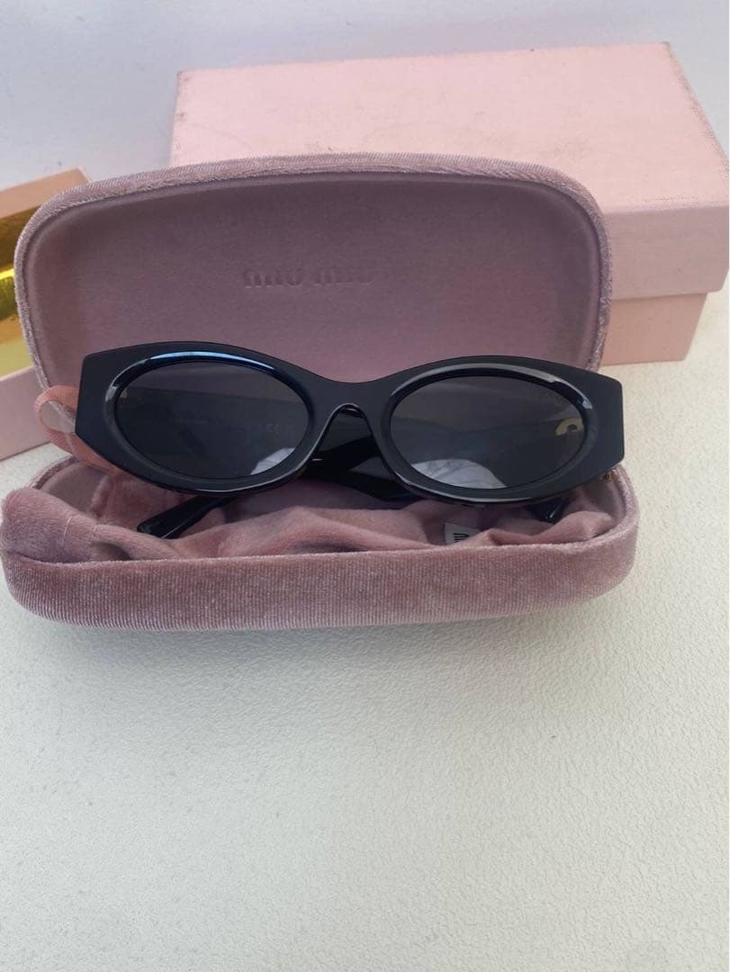 Miu Miu ブラックサングラス ケース付き