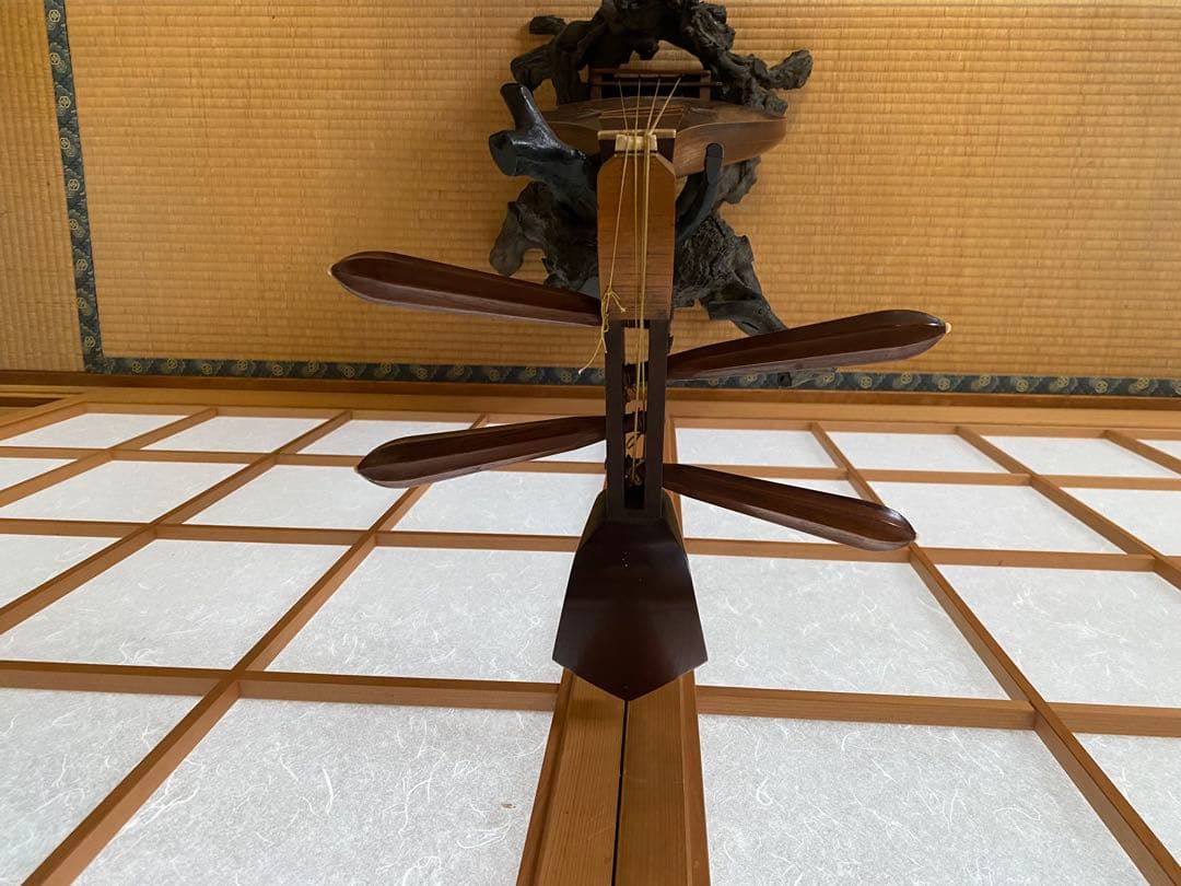 柘植材　琵琶　撥　自然木の置き台