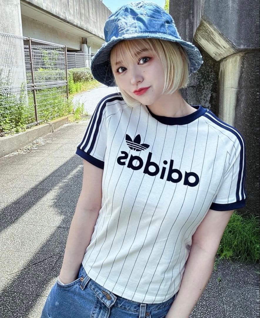 新品S⭐️adidas リニア グラフィック カリTシャツ ホワイト×ネイビー