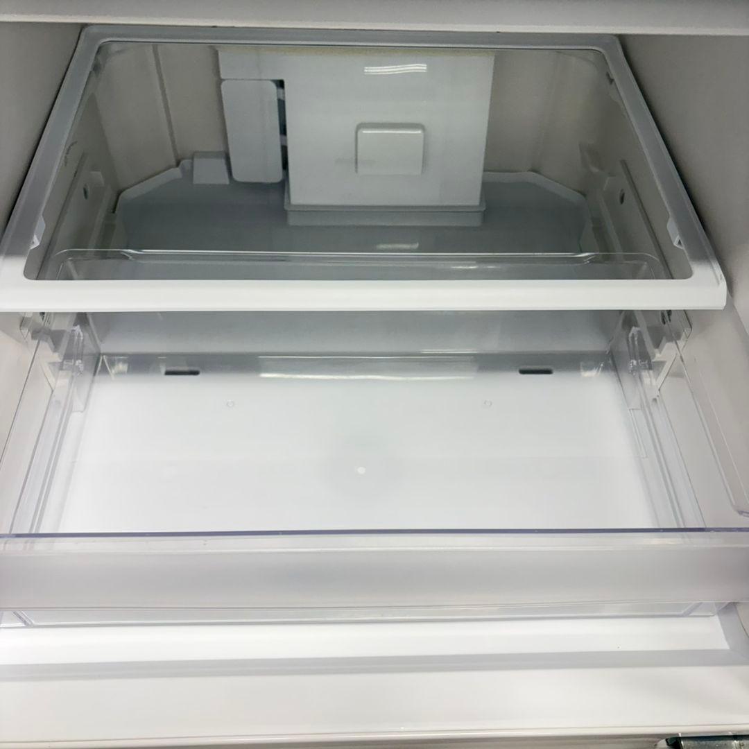 820 1〜2人暮らし用　冷蔵庫　200L〜300L　小型　3ドア　ゴールド