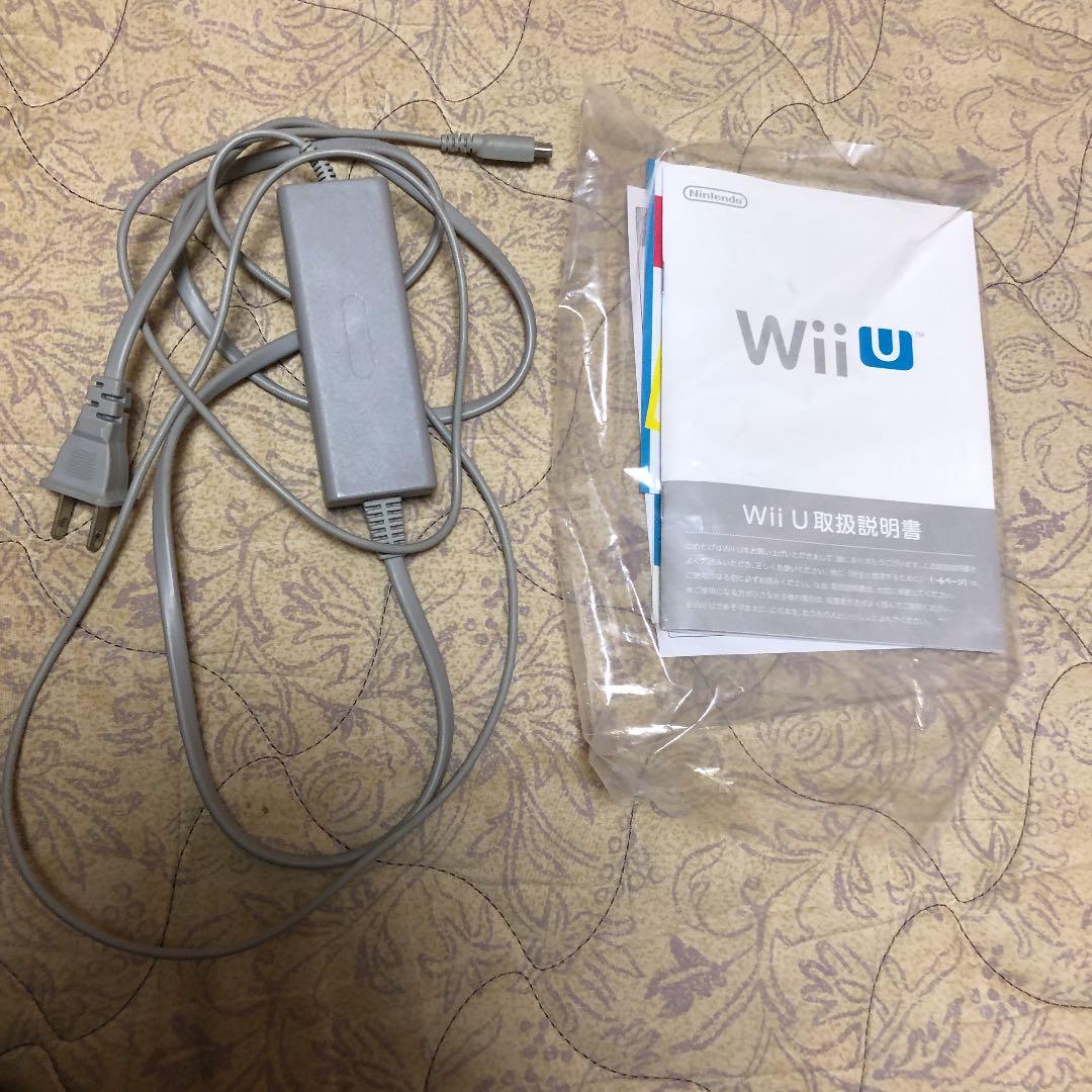 WiiU 本体。コントローラー3つ付き。16GBUSBメモリー付き。