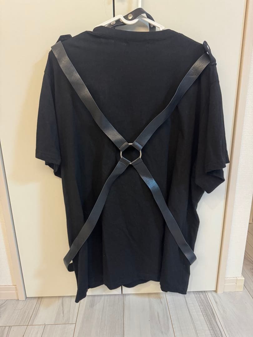 AVENCHUMU ブラック グラフィックTシャツ ハーネス付き
