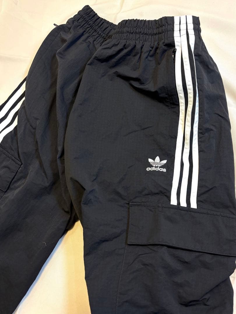 にしやん　adidas　クラシックス スリーストライプス カーゴパンツ