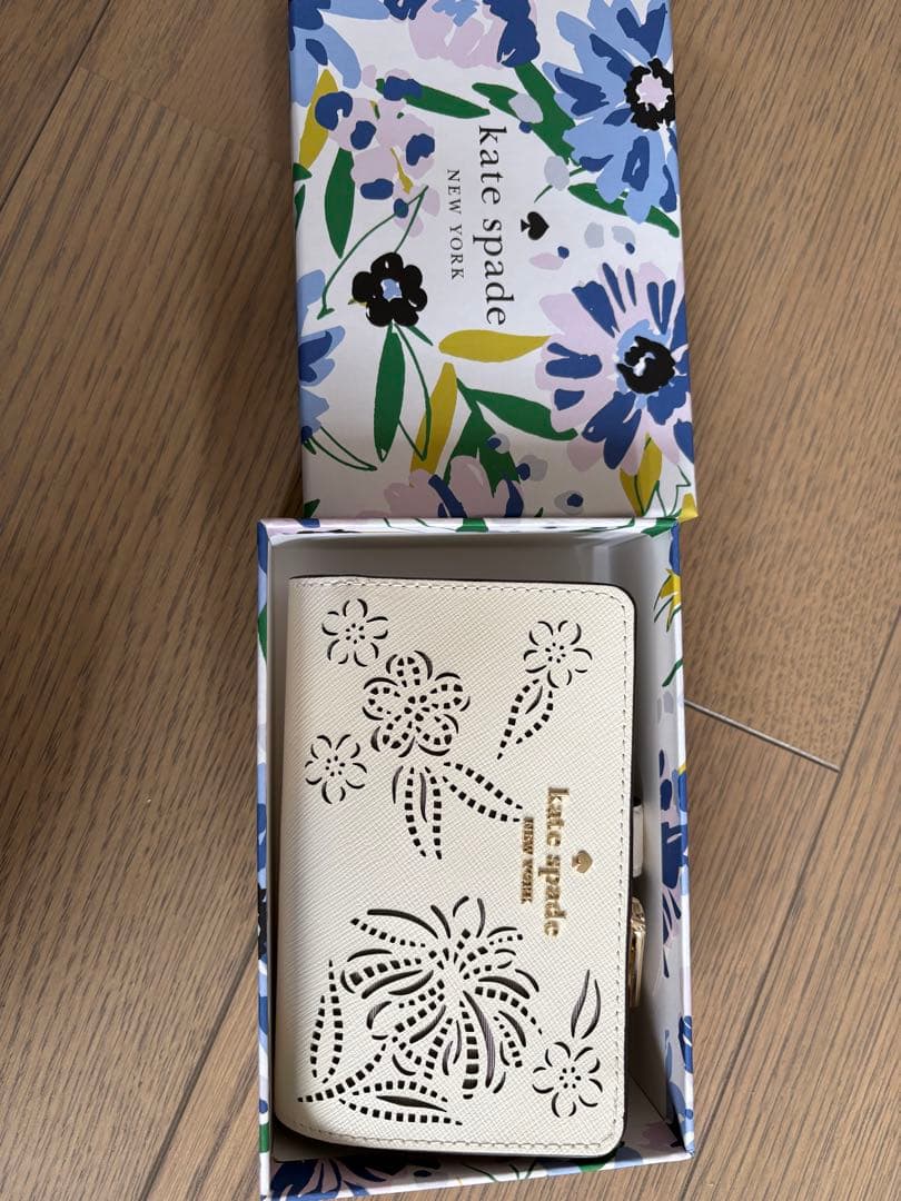 kate spade 花柄カットアウト 二つ折り財布