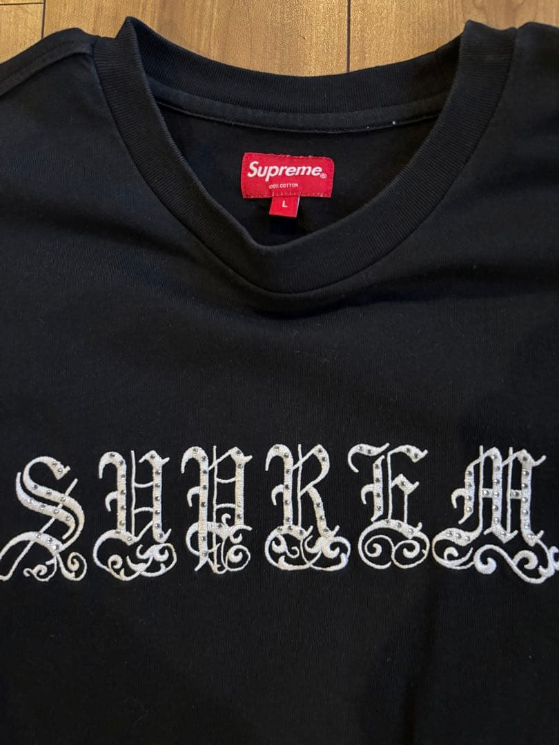 Supreme Old English Rhinestone Top tig着用