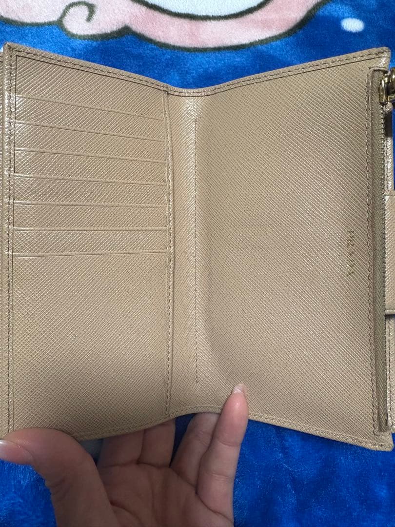 PRADA ベージュ 二つ折り財布