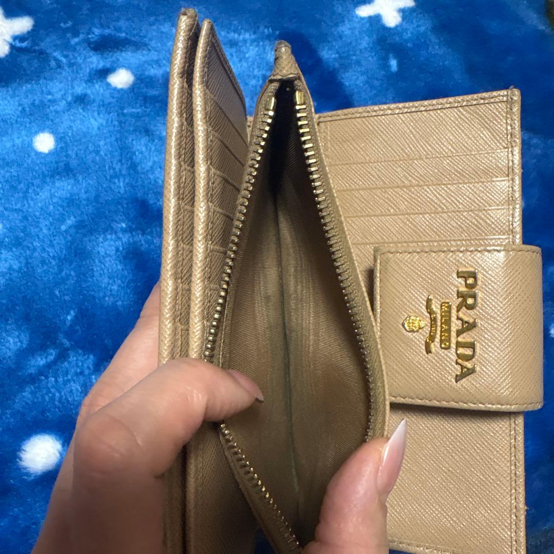 PRADA ベージュ 二つ折り財布