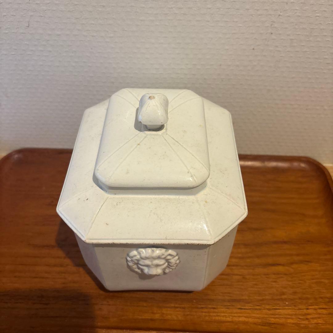 ライオン彫刻付き白い陶器の容器