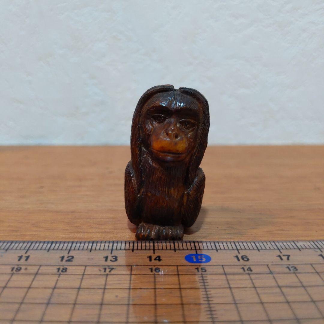 時代提げ物 鹿骨緻密彫り根付【聞か猿】高さ約4cm 幅約2cm 重さ約15ｇ