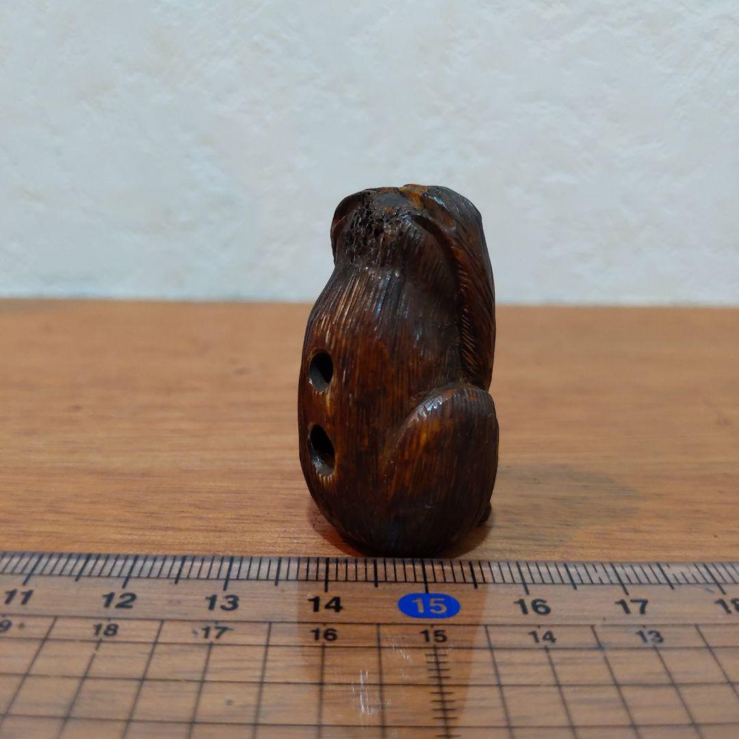 時代提げ物 鹿骨緻密彫り根付【聞か猿】高さ約4cm 幅約2cm 重さ約15ｇ