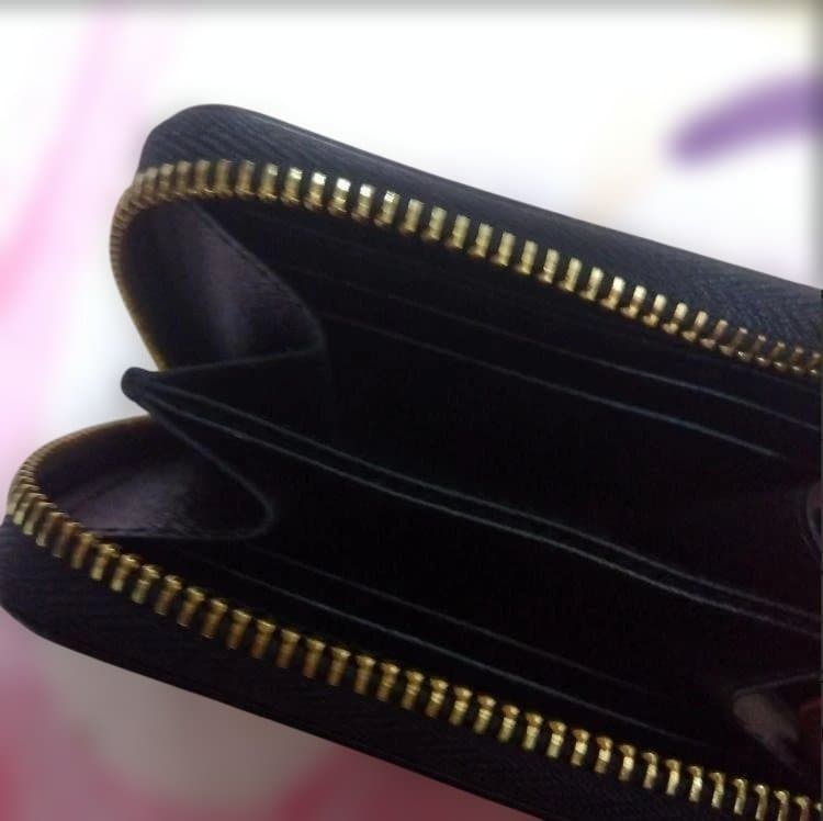 正規品です。Louis Vuitton 二つ折り財布 黒 赤