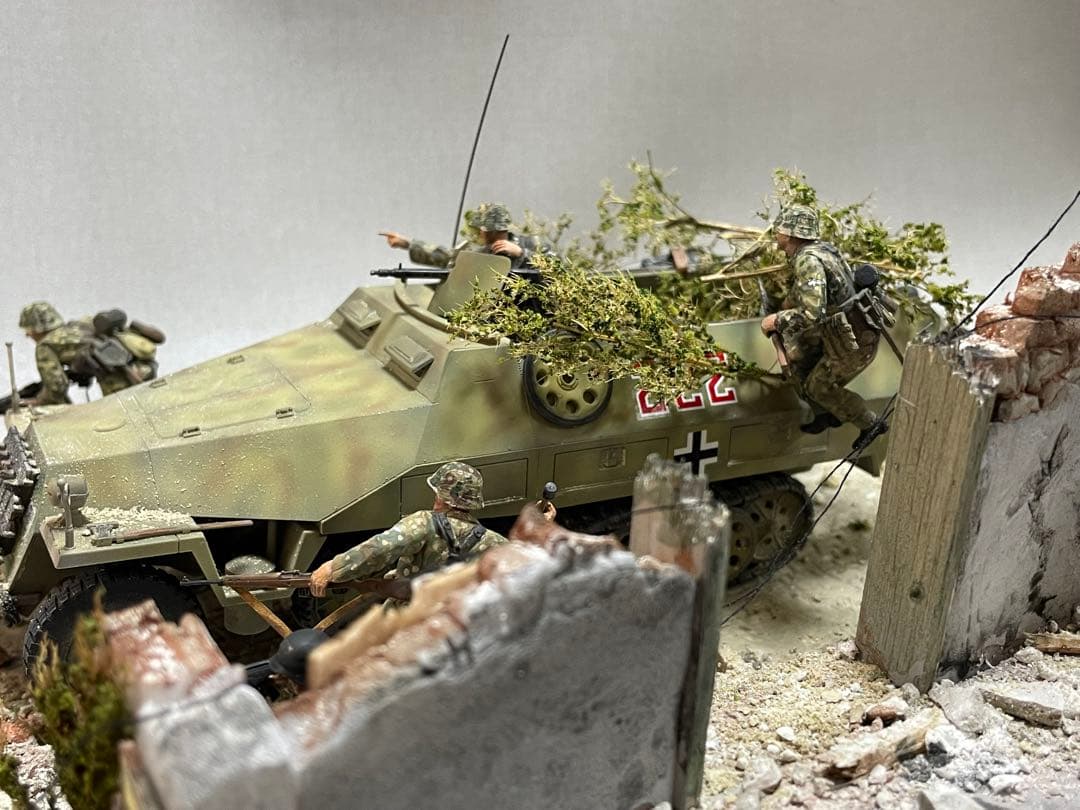 戦車ジオラマ　1/35 ドイツSdkfz251と親衛隊兵士
