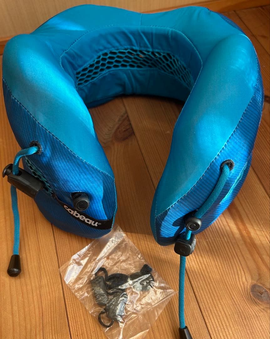 Cabeau カブー ネックピロー　低反発　収納ケース付 旅行用 首枕　トラベル