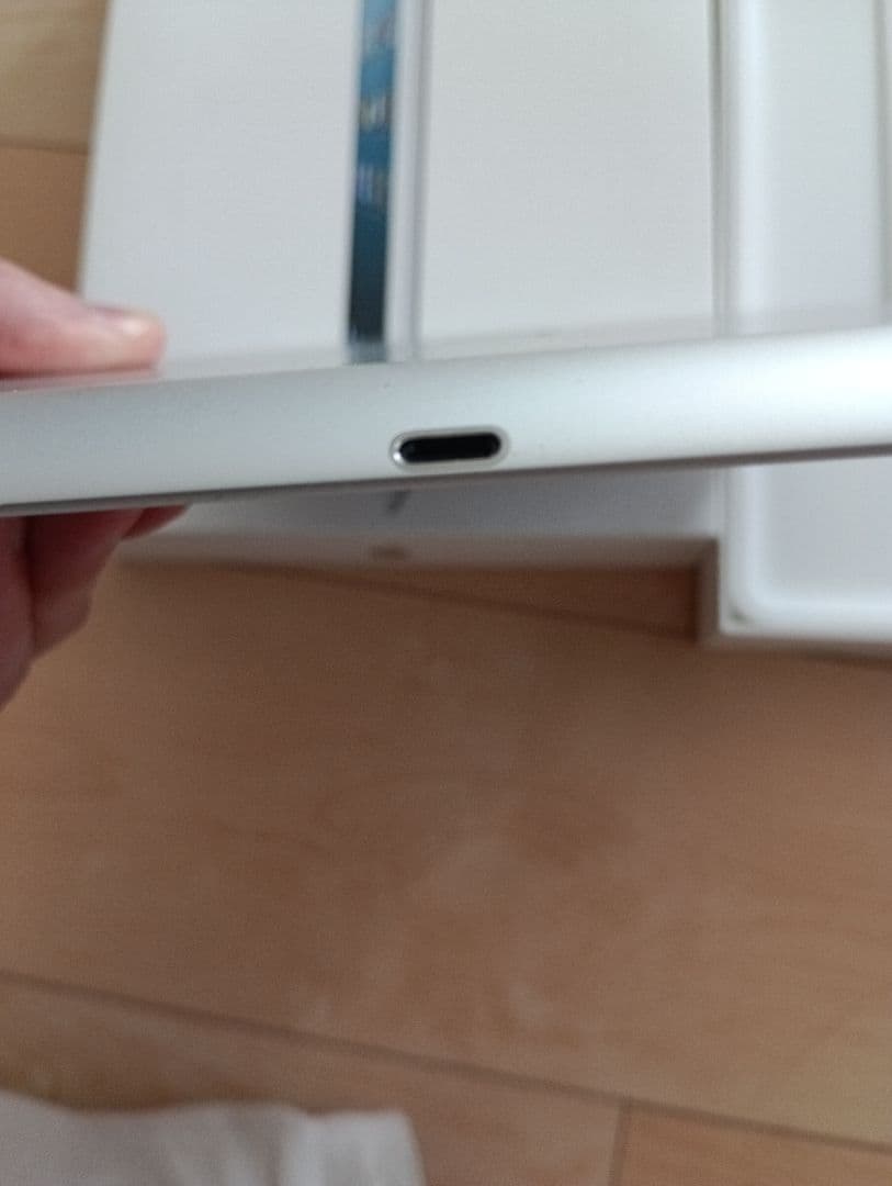 R*n様 【未使用】iPad第四世代 ホワイトWifi 純正キーボード付き