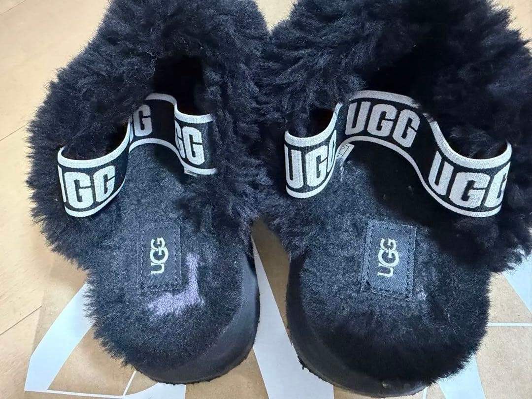 【^^様 取り置き品】UGG ブラック ファー付き厚底スリッパ