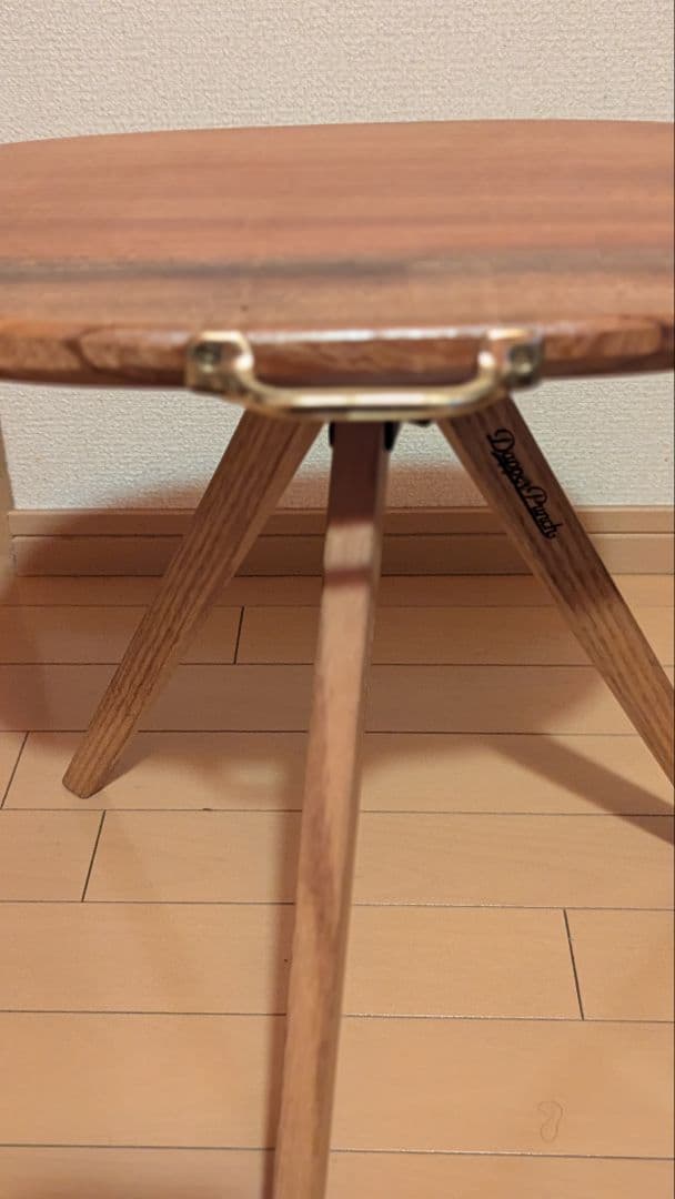三脚木製テーブル