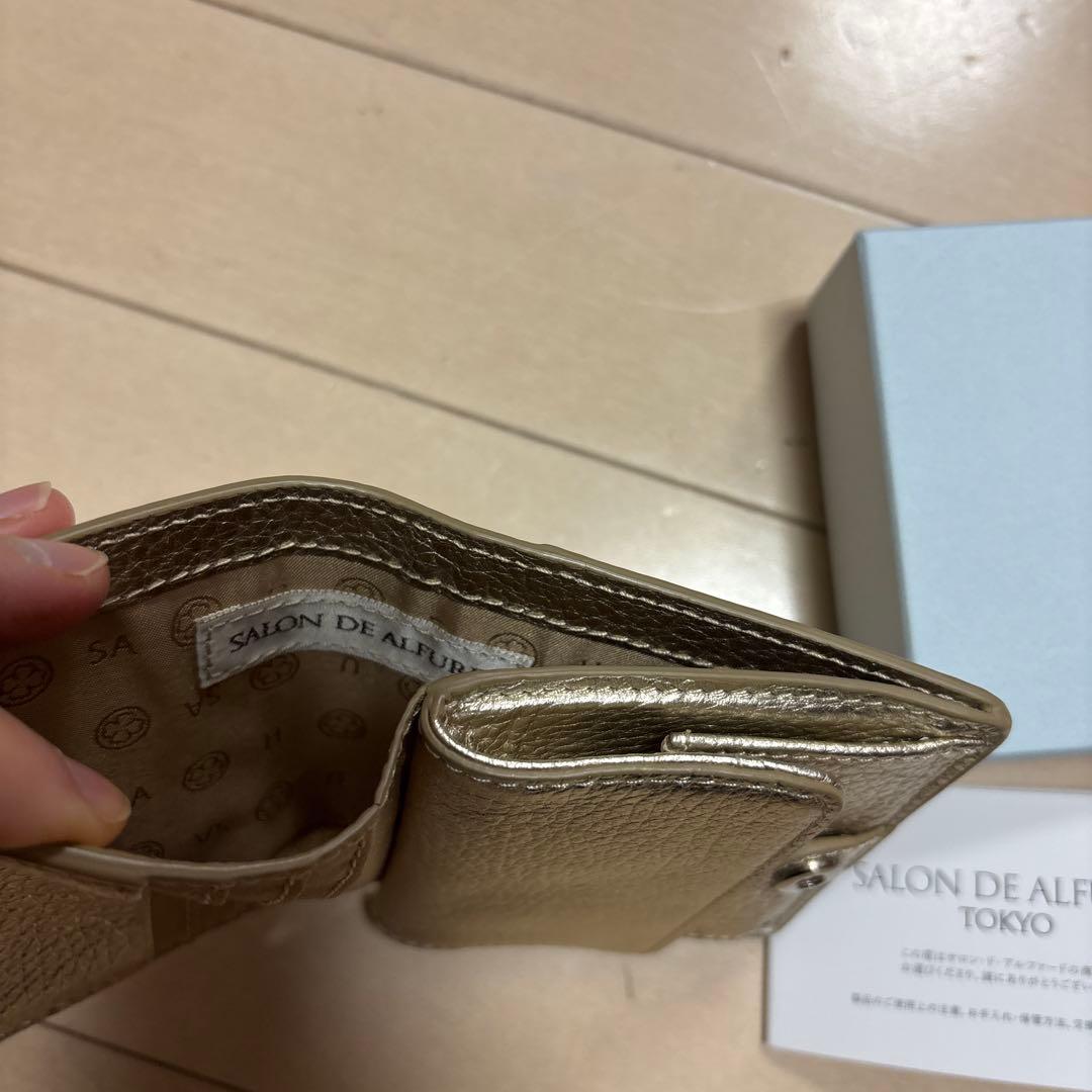 サロンドアルファード　財布