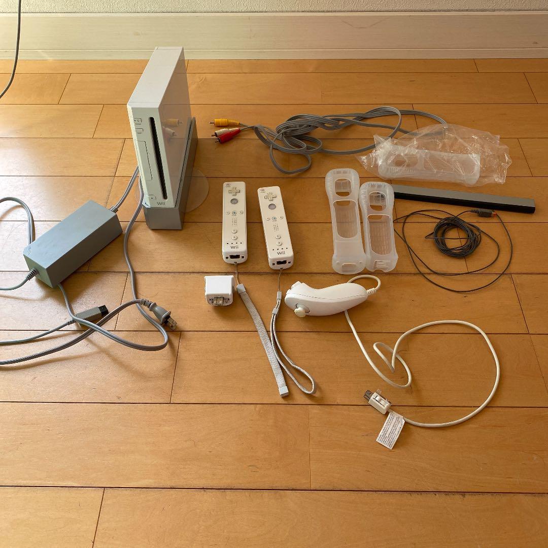 Wii本体、リモコン2本、ヌンチャク1本、カバー3本、ケーブル込