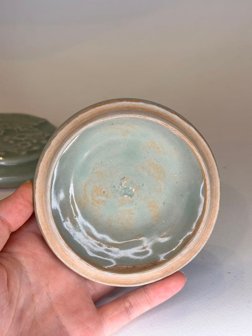 中国 龍泉窯 青磁 花文 香合 梅花文様風 上品な翡翠色