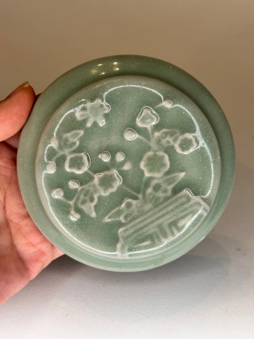 中国 龍泉窯 青磁 花文 香合 梅花文様風 上品な翡翠色