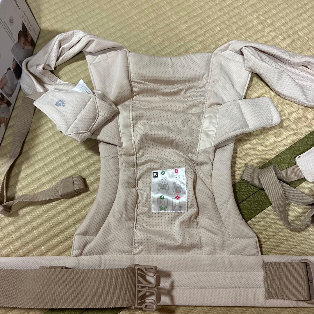 ベージュ 抱っこ紐 通気性メッシュ　エンブレース