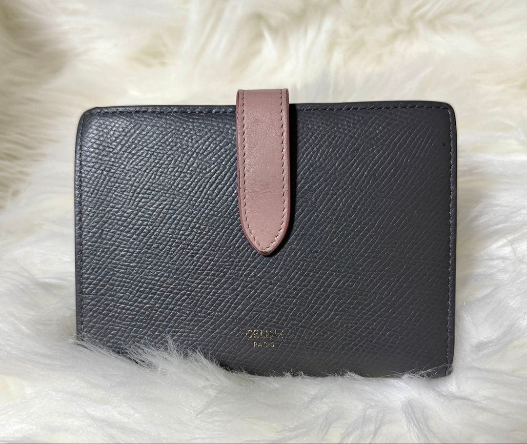 CELINE グレー 二つ折り財布 ミディアム　ストラップウォレット