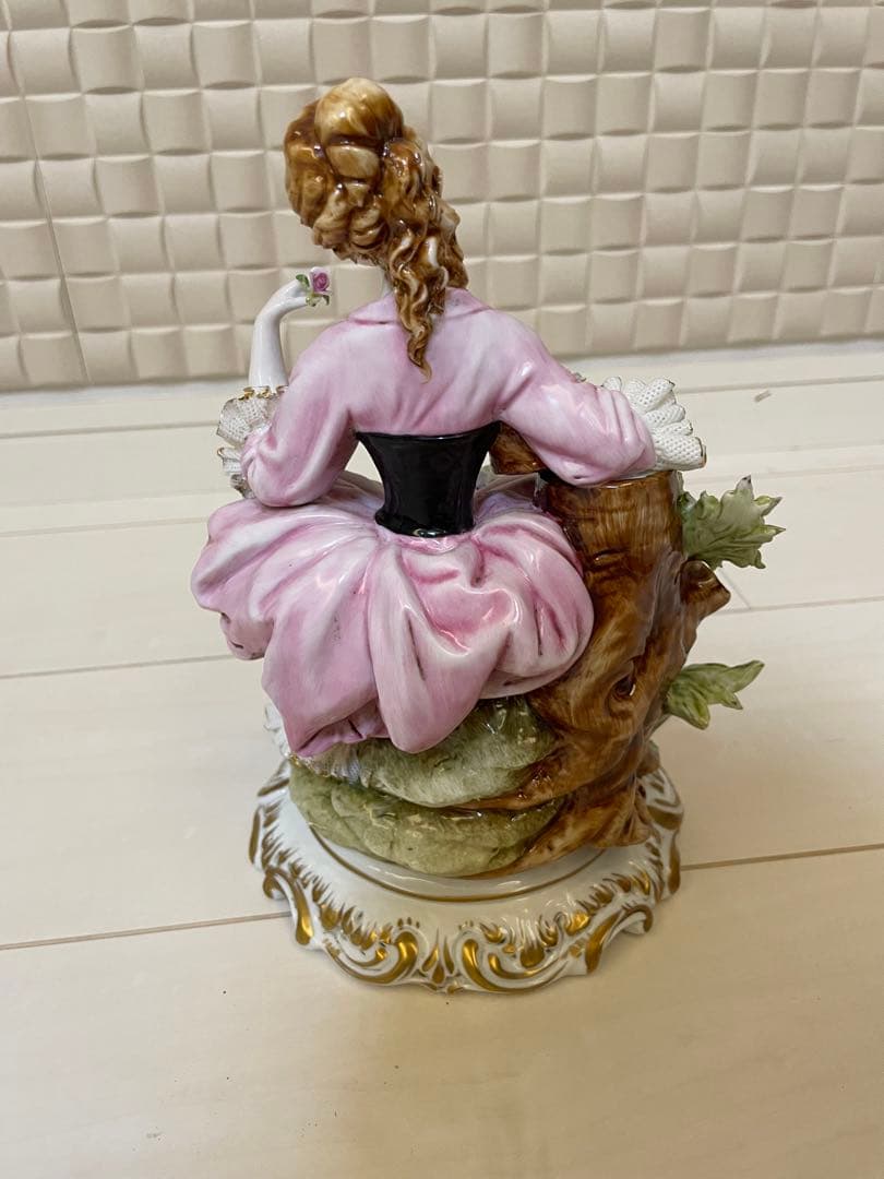 ティケ　女性の陶器　フィギュア 花かご付き