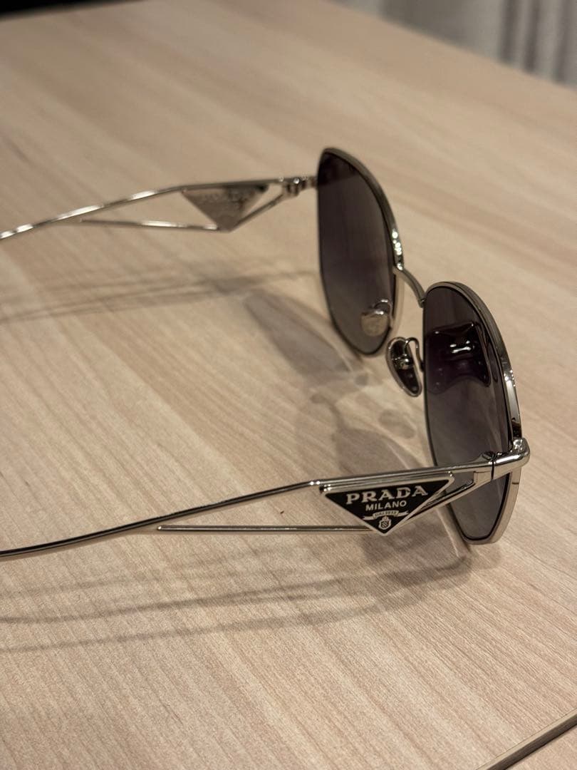 [ほぼ新品] prada ドライアングルロゴ サングラス 黒シルバー