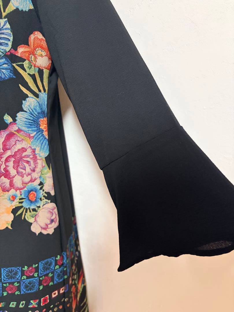【Desigual】ワンピース 花柄　個性的デザイン　ベルスリーブ　新品