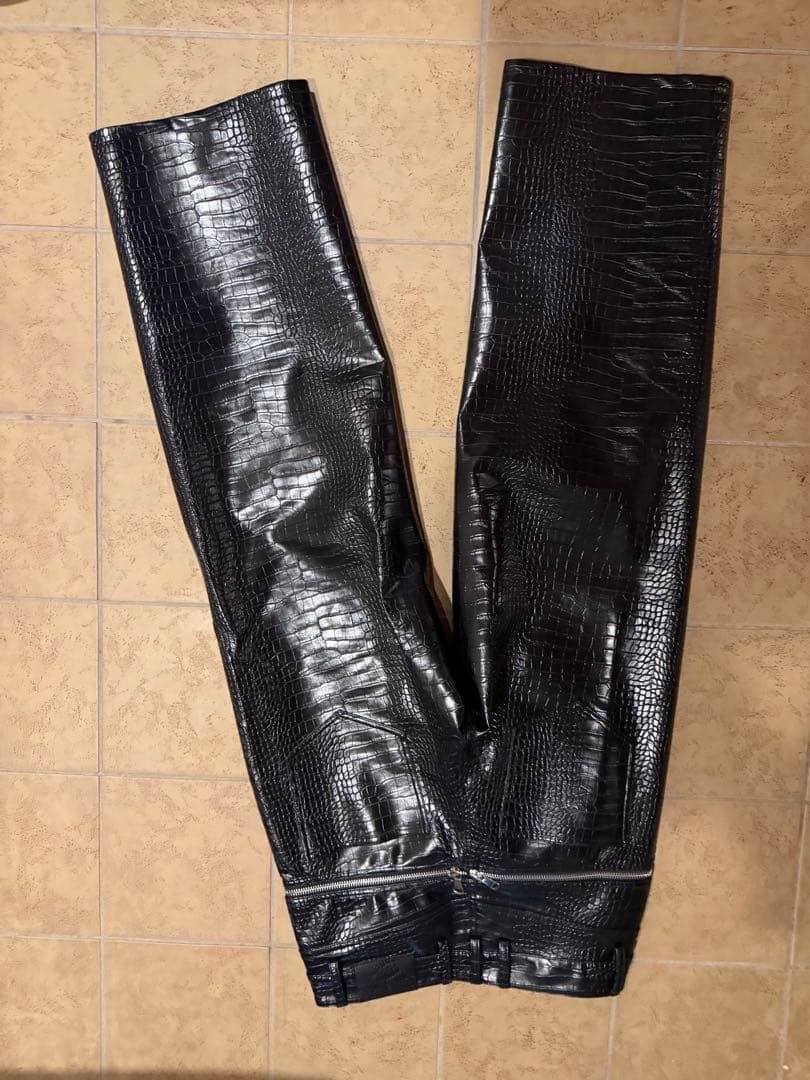 GOAR 黒 エナメル風クロコダイルパンツ