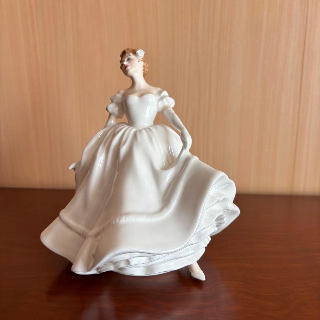 ロイヤルドルトン　白いドレスの女性　陶器製 フィギュア クラシック