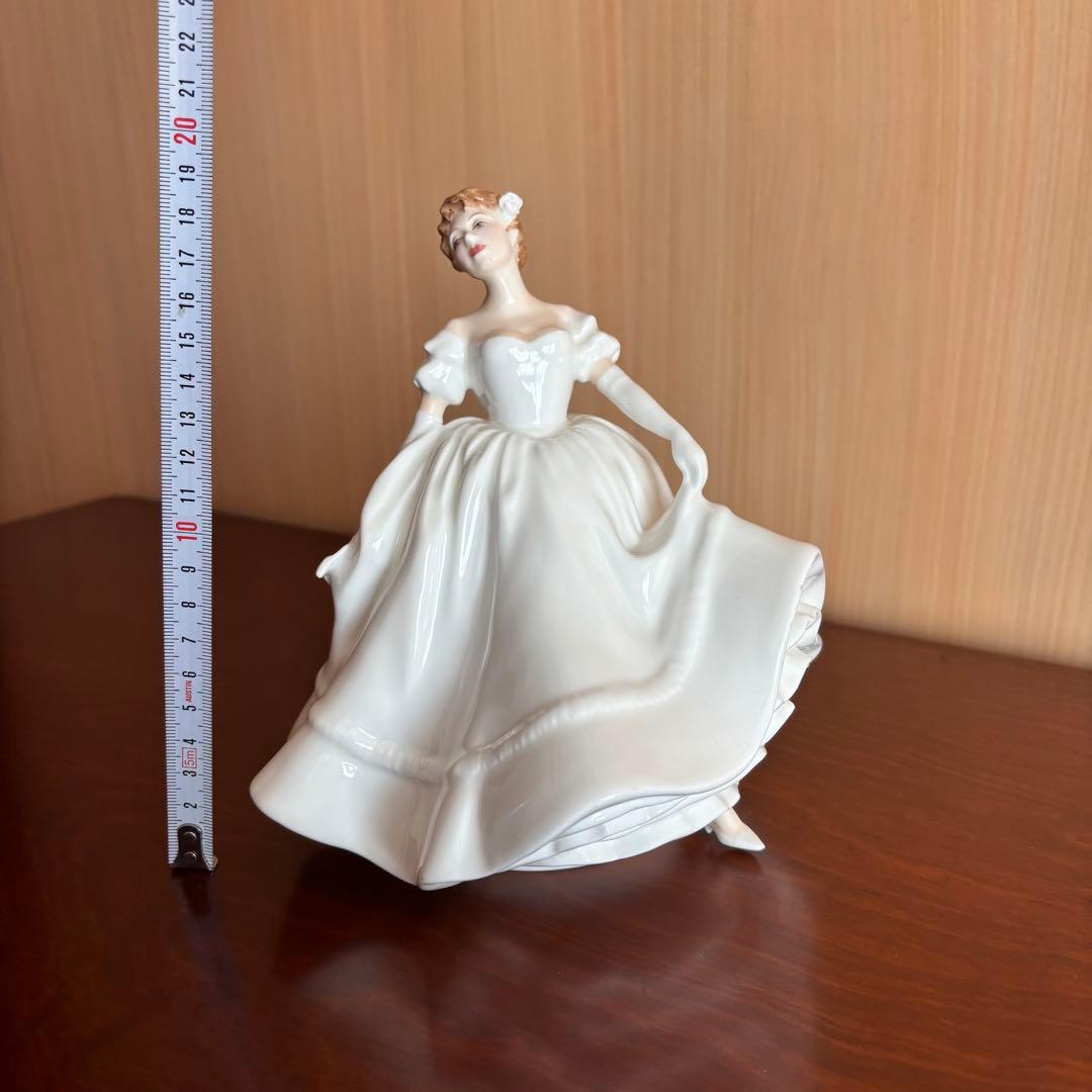 ロイヤルドルトン　白いドレスの女性　陶器製 フィギュア クラシック