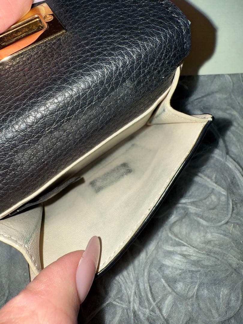 FENDI 黒 レザー 三つ折り財布　ピーカブー