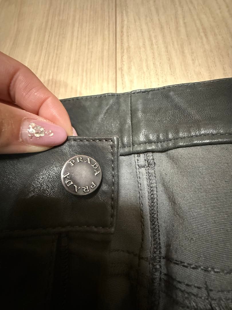 ブラック　レザー　スリムフィットパンツ　革　PRADA