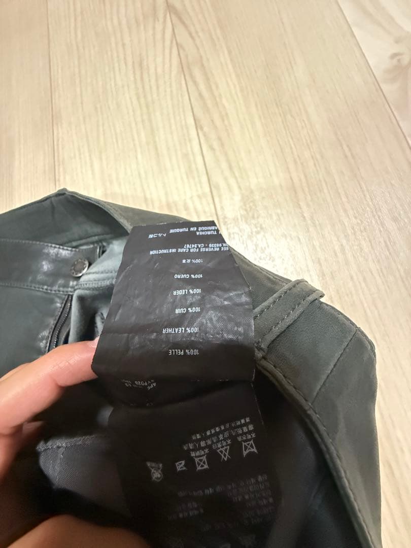 ブラック　レザー　スリムフィットパンツ　革　PRADA