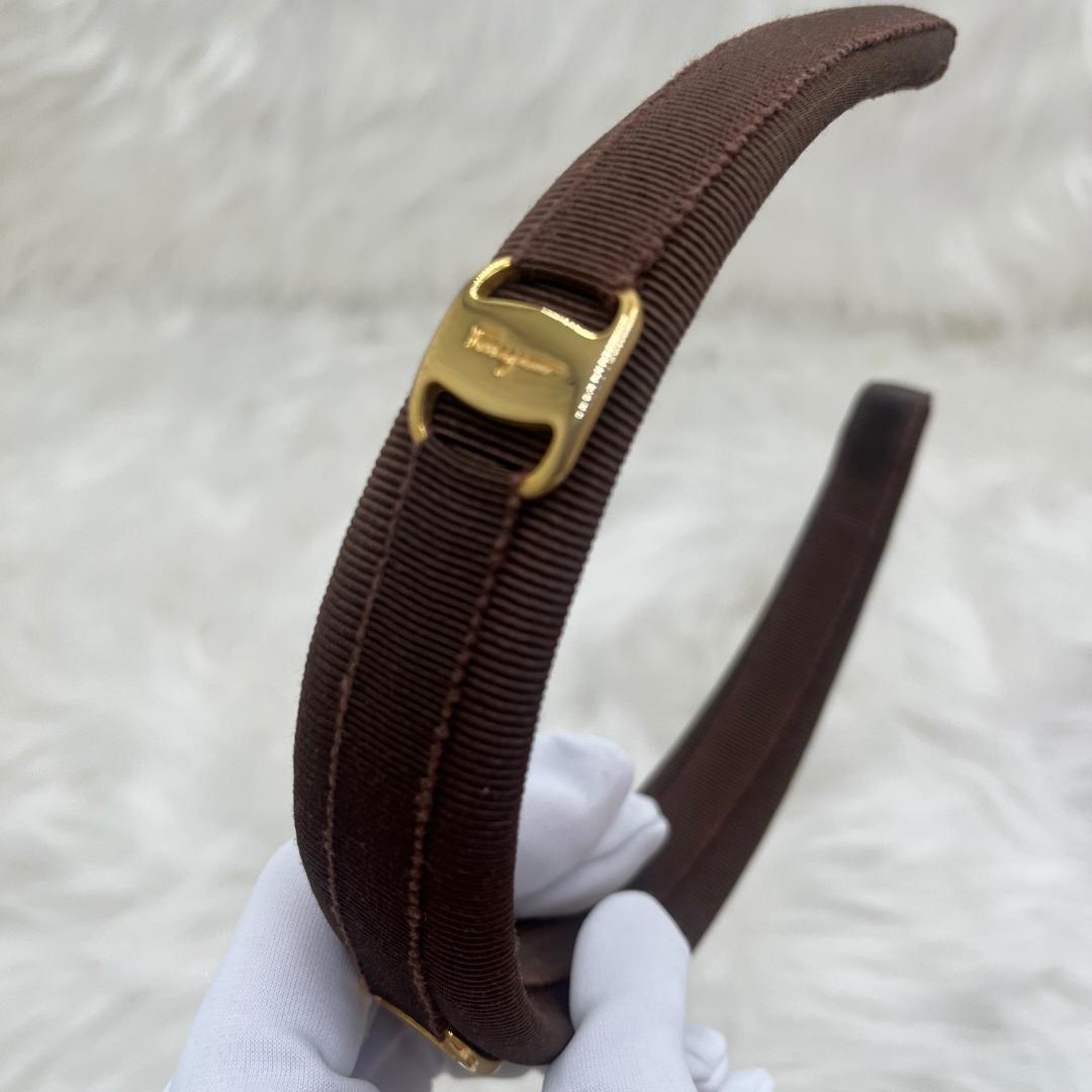 希少品美品✨Ferragamo フェラガモ カチューシャ　ブラウン　ロゴプレート
