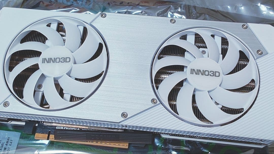 【新品同様】INNO3D製 RTX5070 12GB ホワイト＆シルバー
