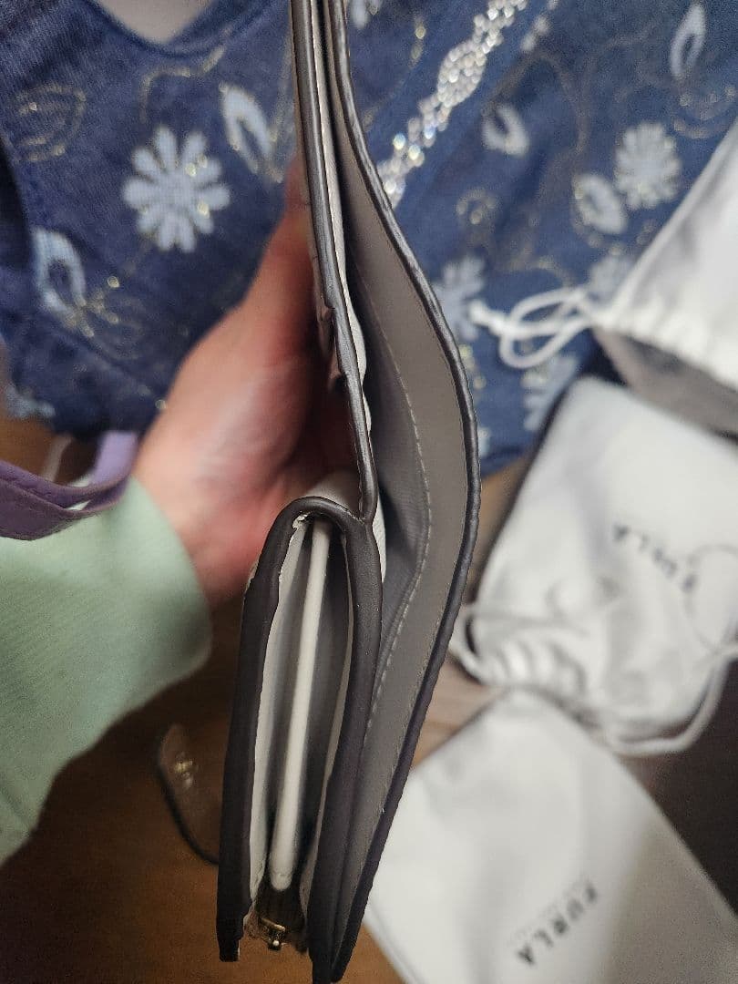 L*。様 新品未使用FURLA ベージュ 二つ折り財布