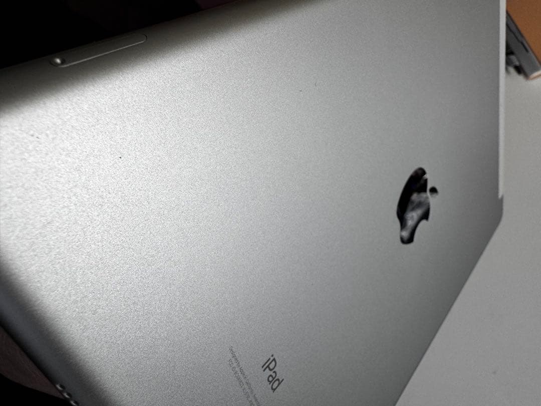 【ソフトバンク】iPad 第5世代　32GB シルバー