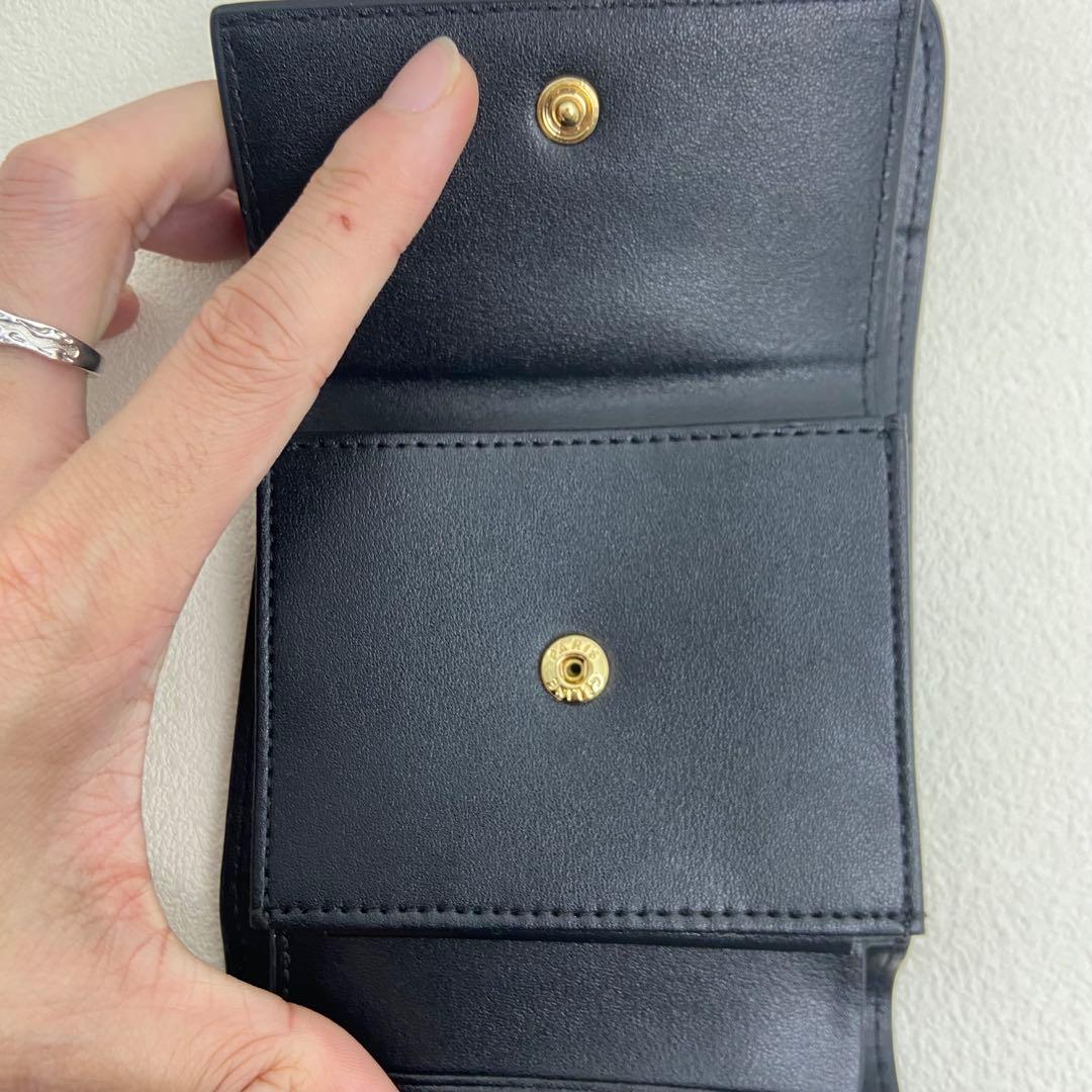 CELINE シンプルエレガントなブラック三つ折り財布　ゴールドロゴ付き