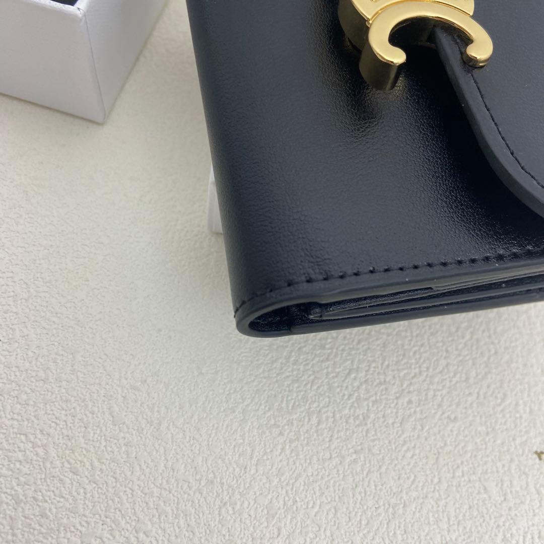 CELINE シンプルエレガントなブラック三つ折り財布　ゴールドロゴ付き