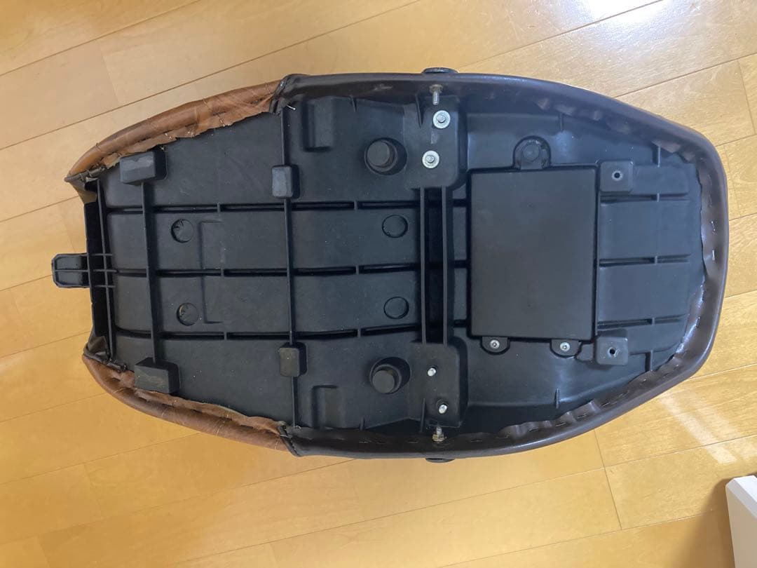 ゼファーχ タックロール ブラウンレザー バイクシート