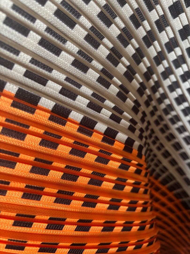 Pleats pleaseオレンジと黒のブラウス
