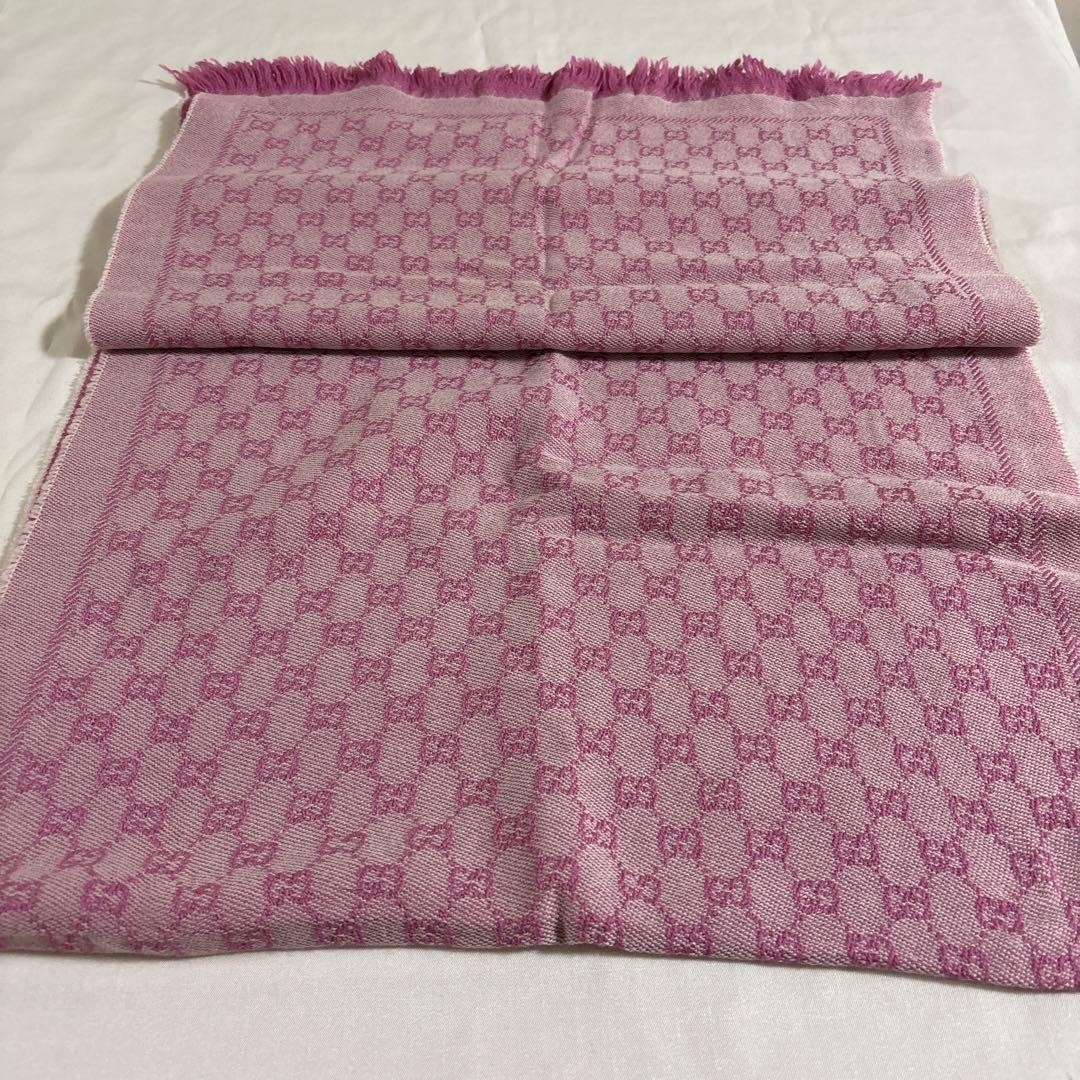 GUCCI ピンク フリンジ付きマフラー
