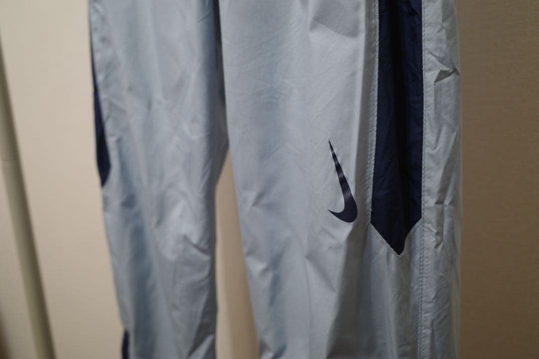 【入手困難】NIKE ナイロンパンツ ライトブルー サイドライン 膝ロゴ 古着