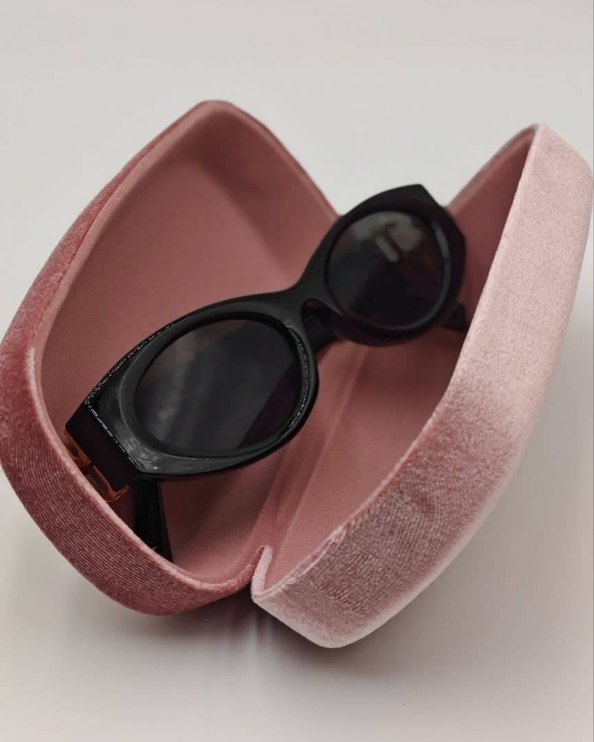 MIUMIUサングラス キャットアイ 黒×ゴールド 中古　美品