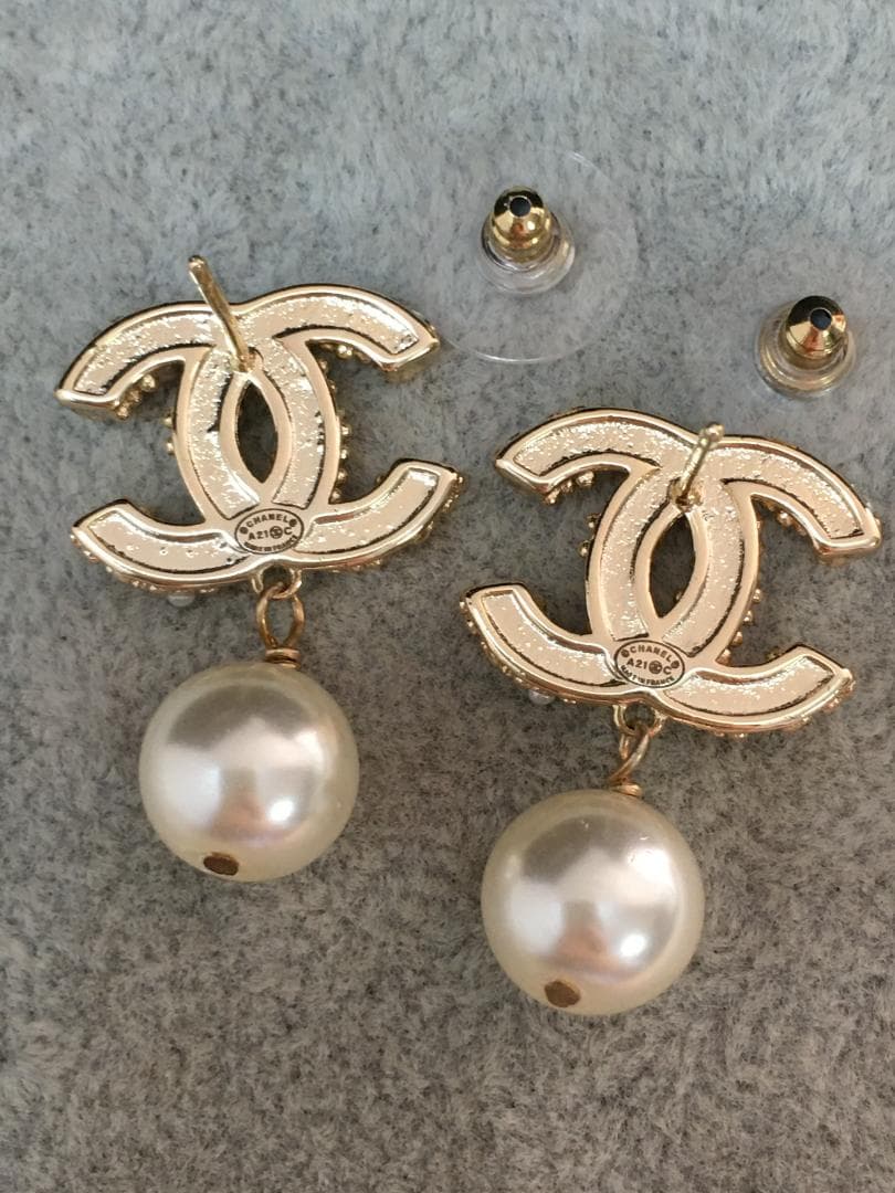 （箱付き）ロゴ＆パール ピアス　高級感☆レディース　両耳用