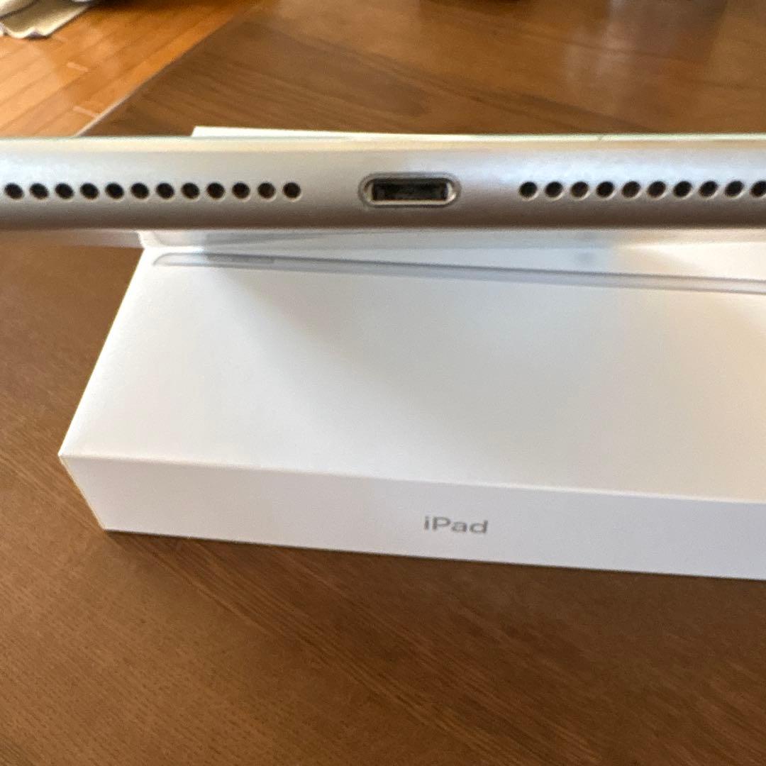 iPad 第6世代　32GB Wifi モデル　（箱付き）