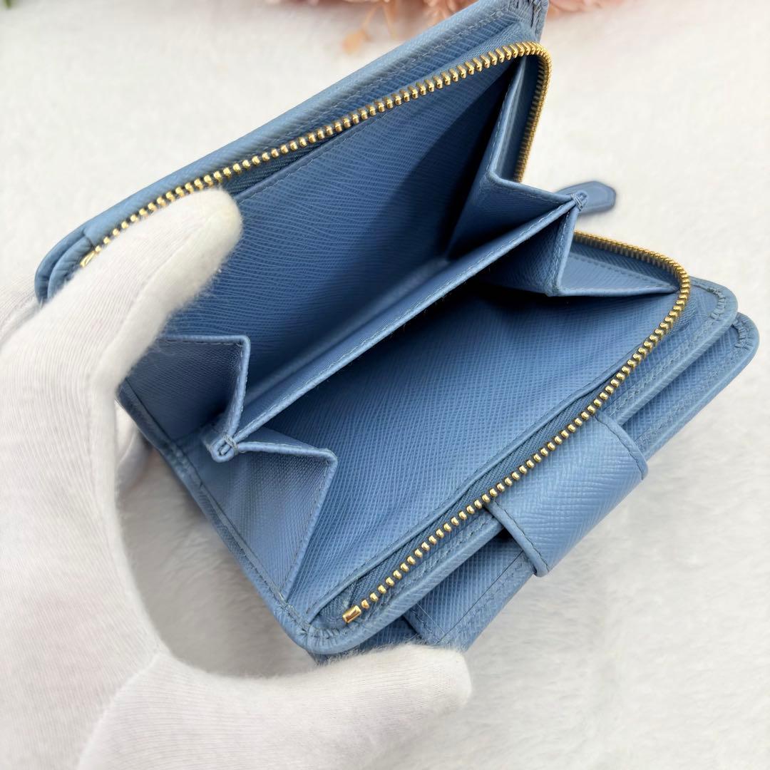 【美品】PRADA　プラダ　二つ折り財布　サフィアーノレザー　三角ロゴ　水色